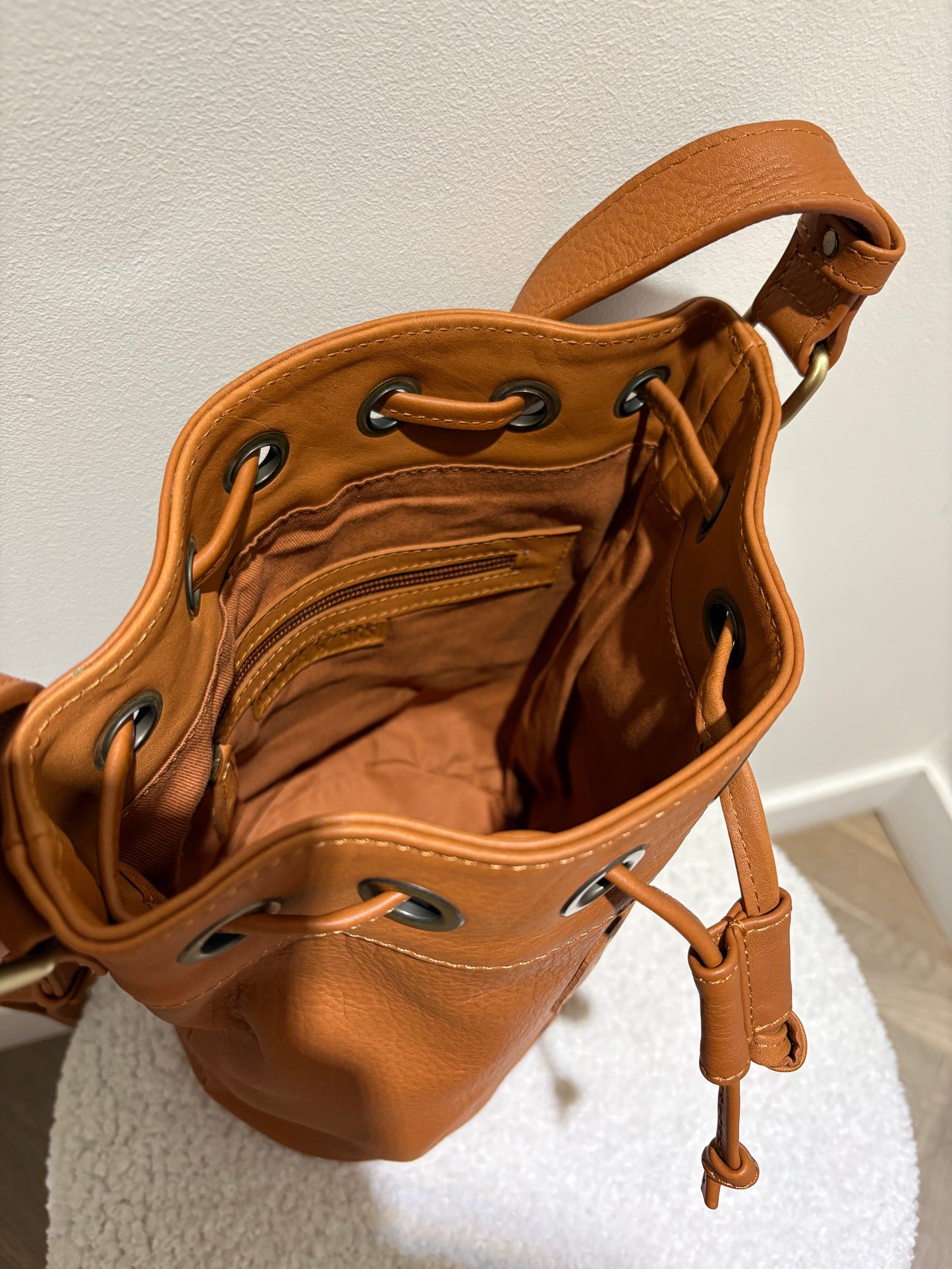 Sac seau cognac "Little Jimi" chez Little Wings