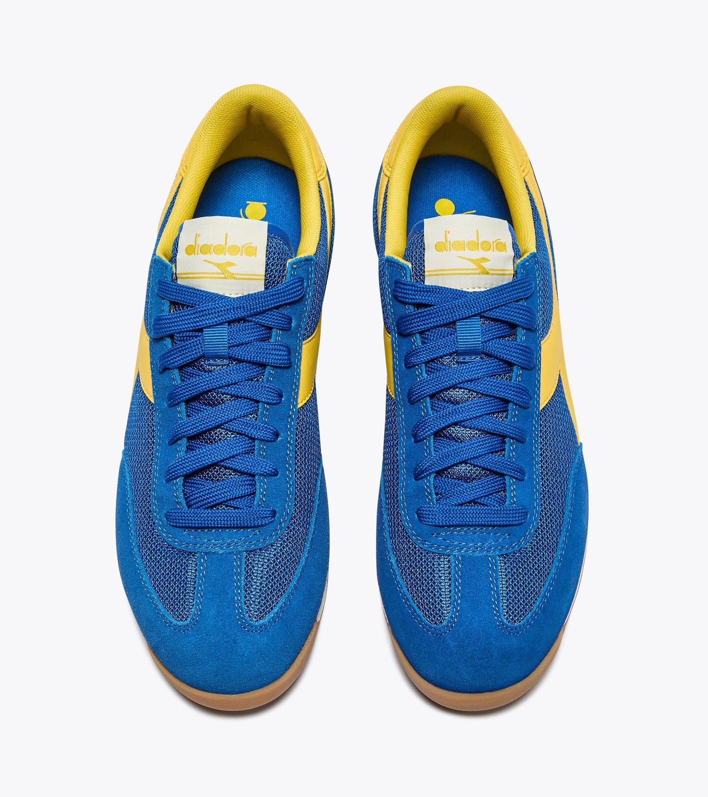 Vue supérieure des baskets Cross Diadora. Lacets plats, doublure jaune et forme rétro running.