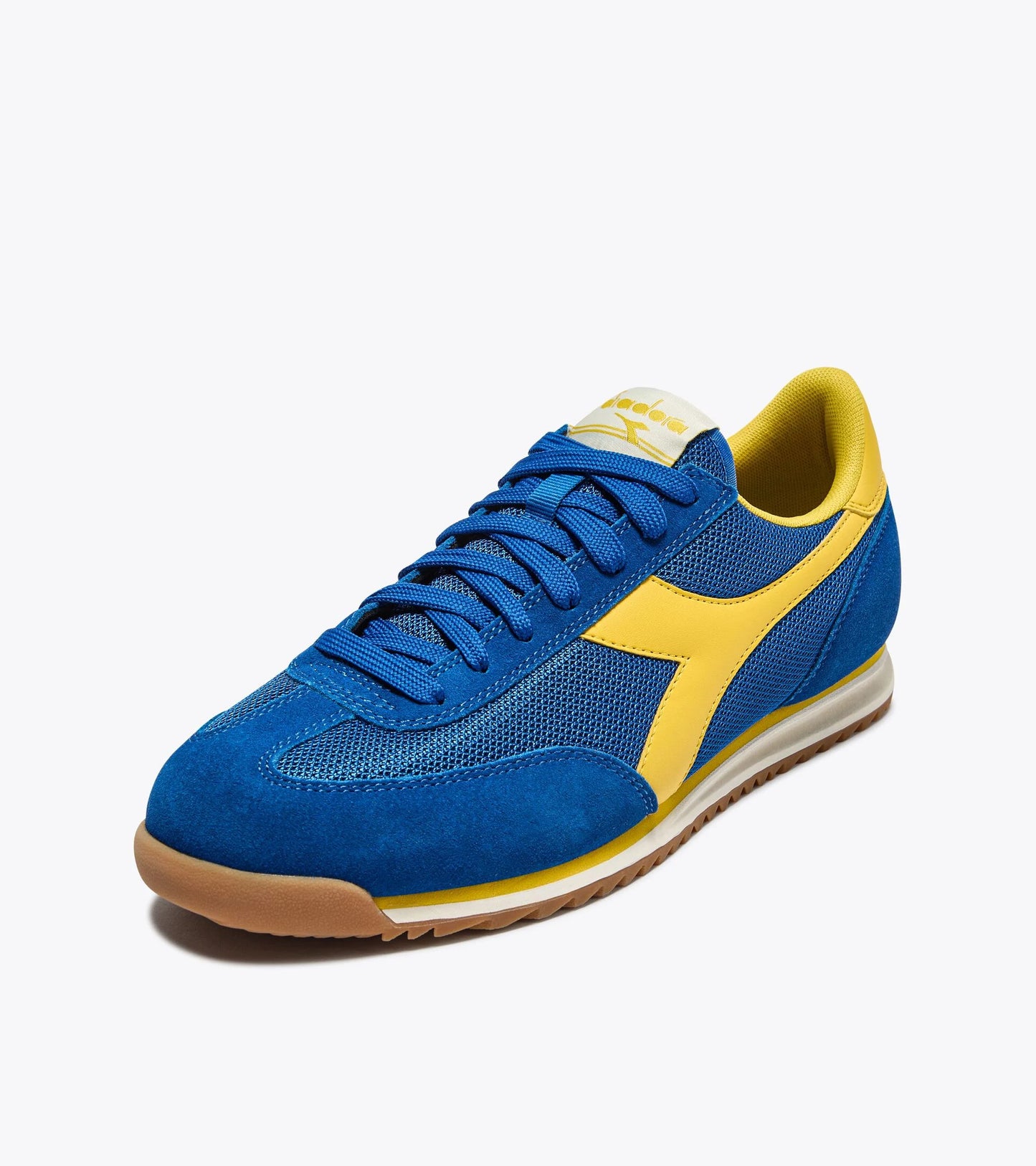 Basket Cross Diadora vue de face. Tige en mesh et suède bleu avec empiècement jaune.