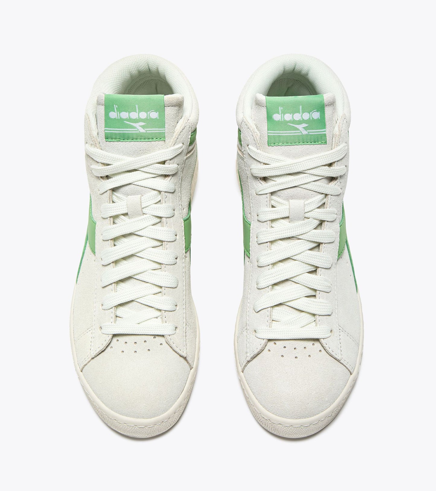 Vue supérieure des baskets Game L Suede Diadora. Lacets blancs, col rembourré et silhouette montante.