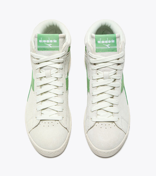 Vue supérieure des baskets Game L Suede Diadora. Lacets blancs, col rembourré et silhouette montante.