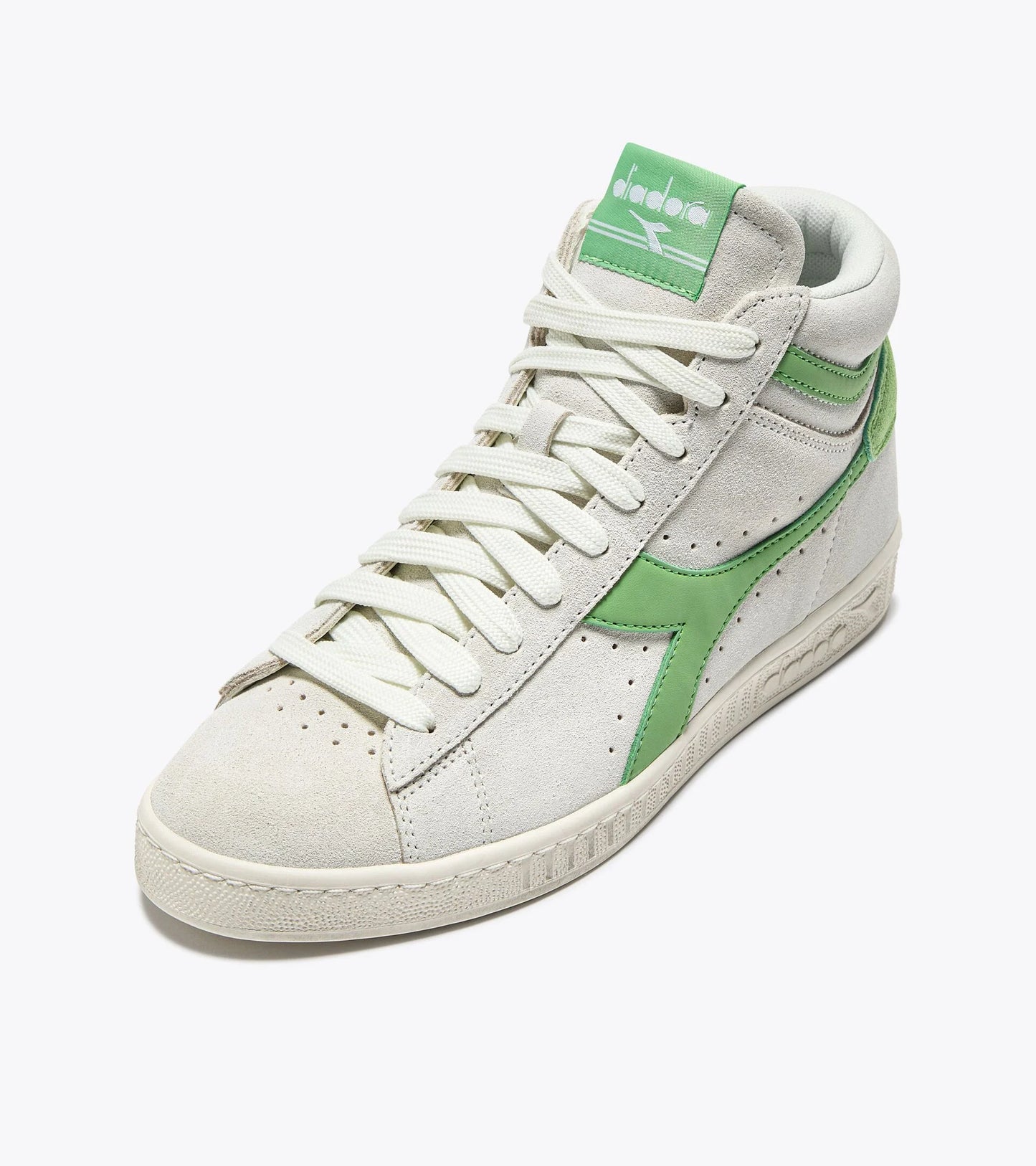 Basket Game L Suede de Diadora vue de face. Suède beige, logo vert pastel et style vintage sport.