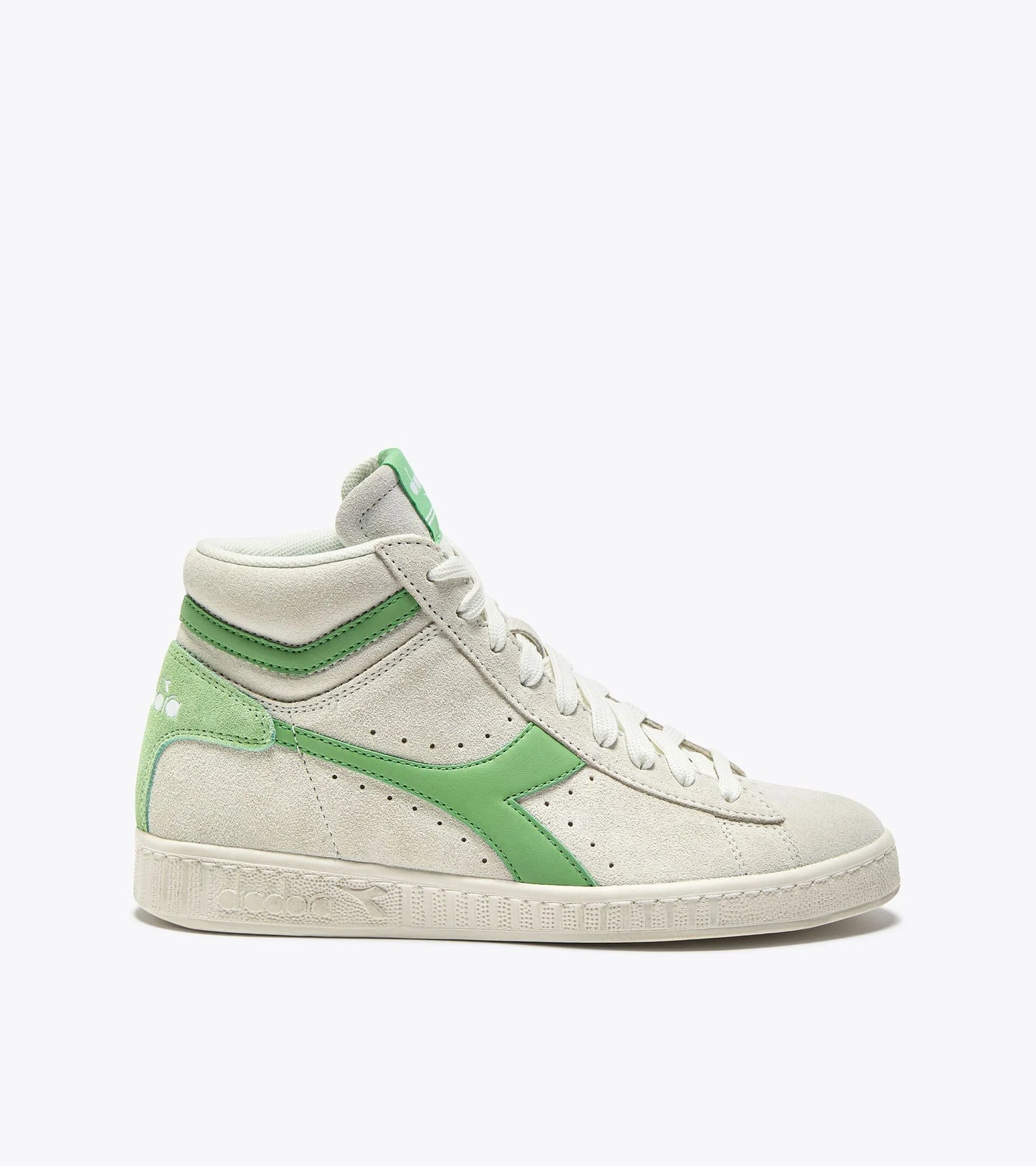 Basket Game L Suede montante de la marque Diadora. Coloris crème et vert, logo latéral et finition rétro.