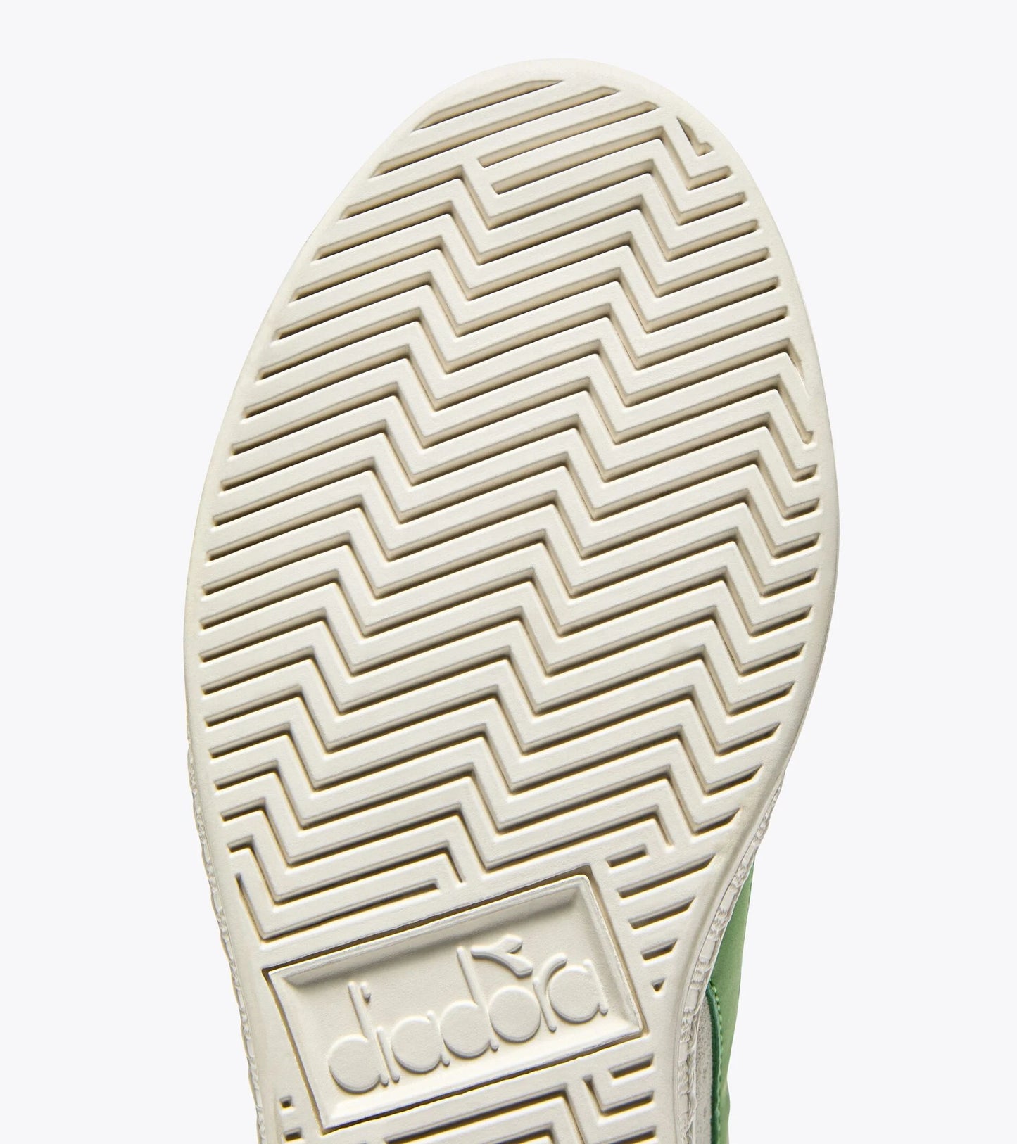 Semelle extérieure de la Game L Suede de chez Diadora. Motif chevron pour une meilleure adhérence.