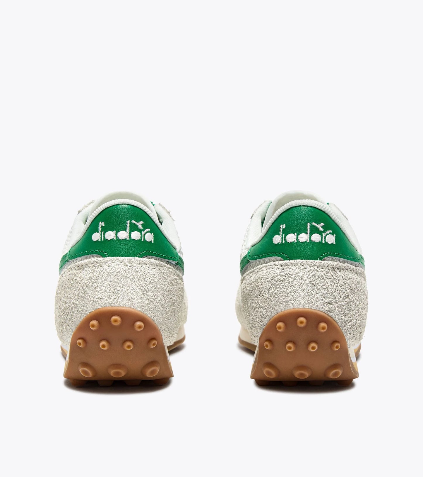 Vue arrière des baskets Rally Diadora. Talon contrasté vert avec logo, semelle crantée gomme.
