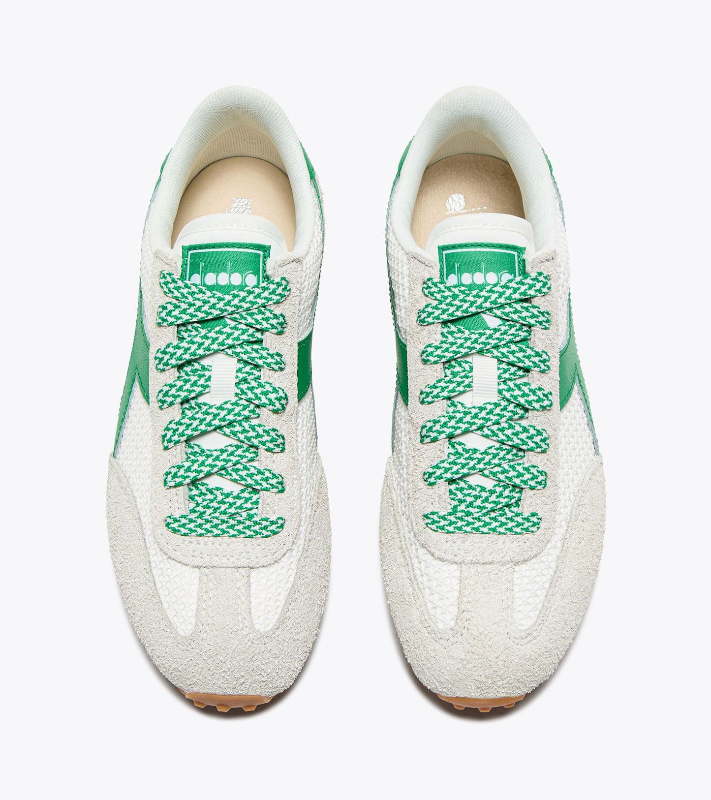 Vue supérieure des baskets Rally Diadora. Lacets verts, doublure beige et forme arrondie rétro.