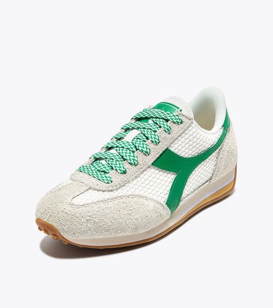 Basket Diadora Rally en mesh et cuir suédé, blanc et vert. Détail du laçage et forme rétro running.