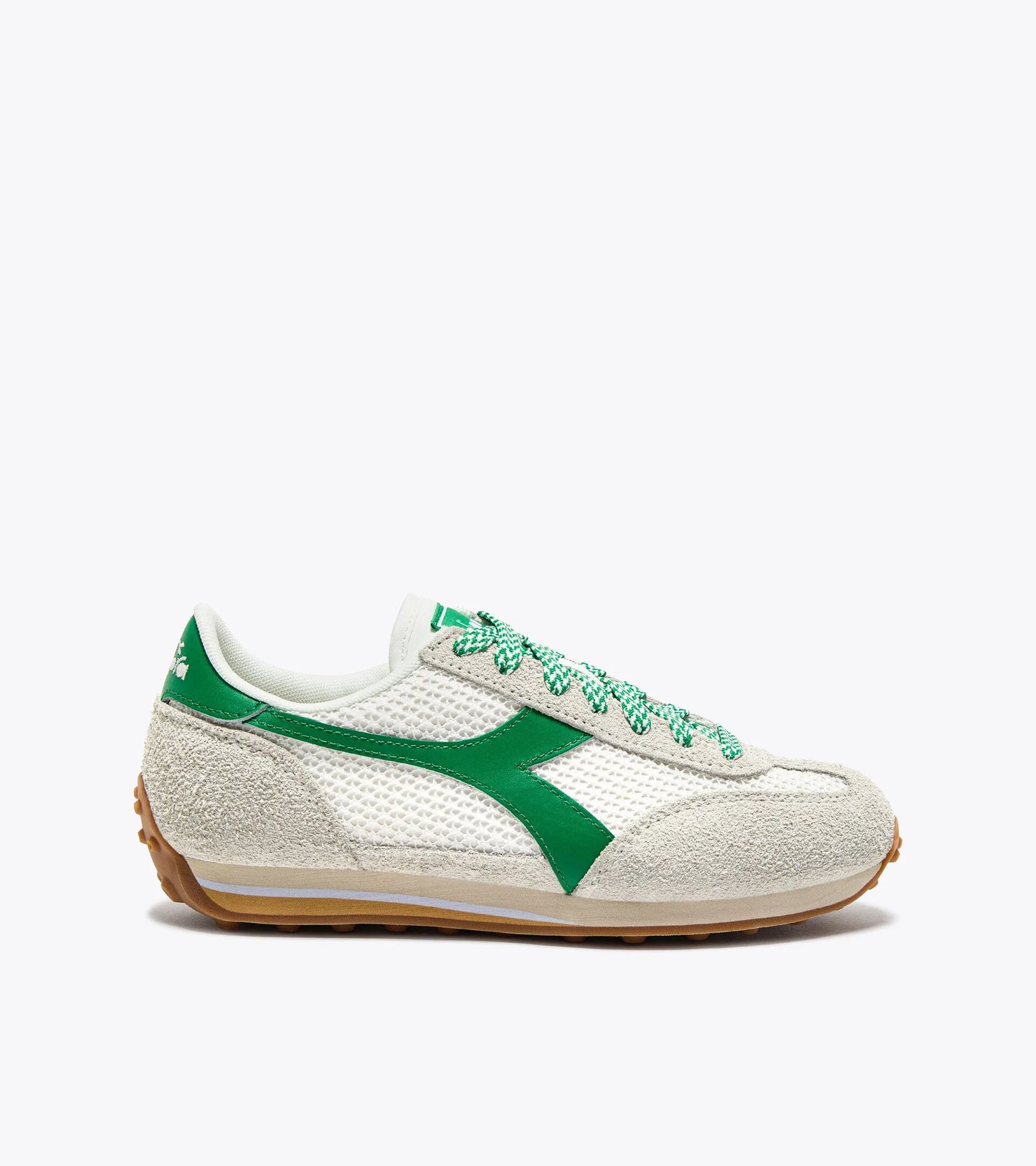 Basket Rally de la marque Diadora, vue de côté. Coloris blanc et vert, semelle crantée gomme.