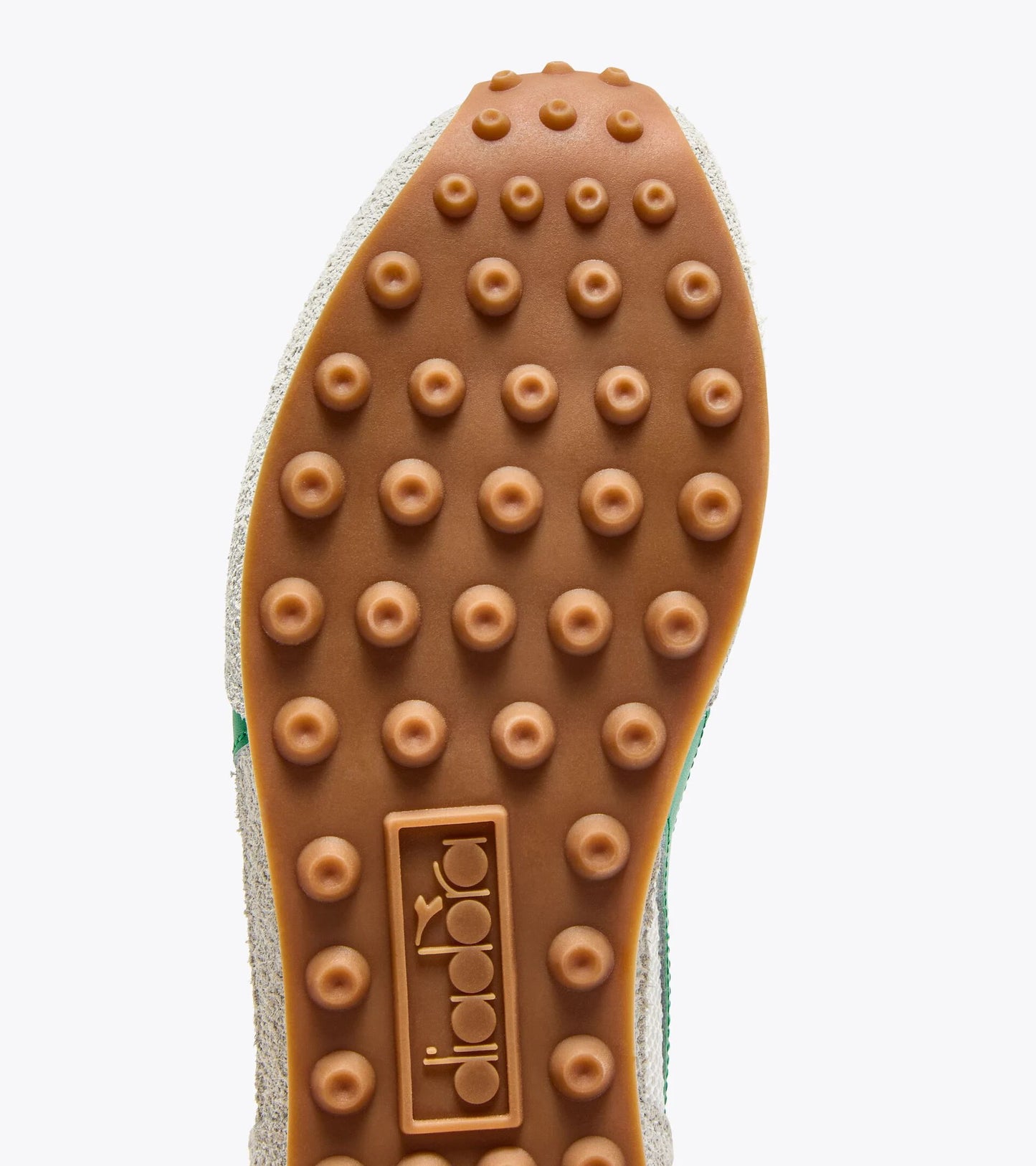 Semelle extérieure de la basket Rally de chez Diadora. Gomme crantée à picots pour adhérence et confort.