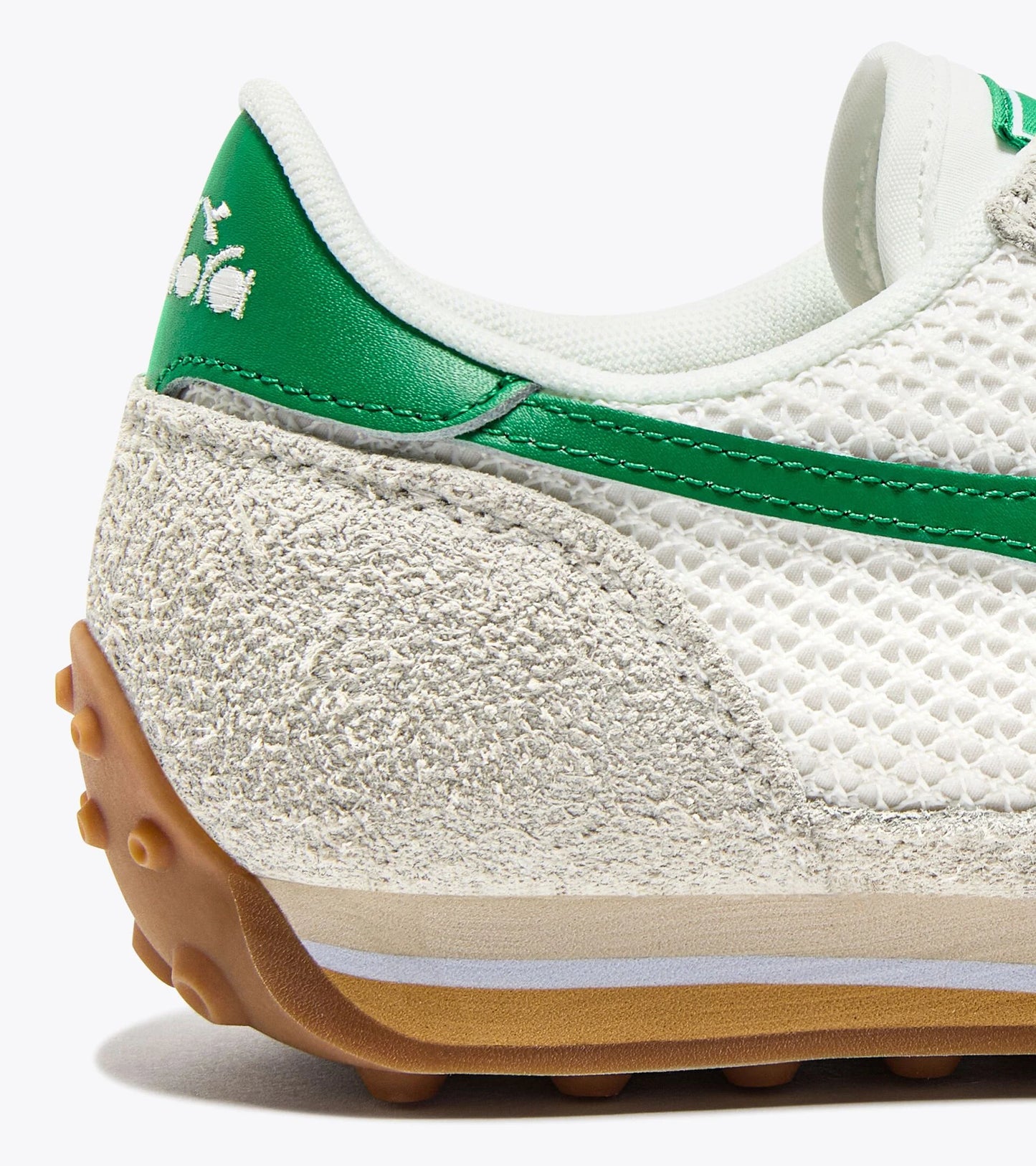 Détail du logo latéral vert sur la basket Rally Diadora. Texture suédée et finitions premium.