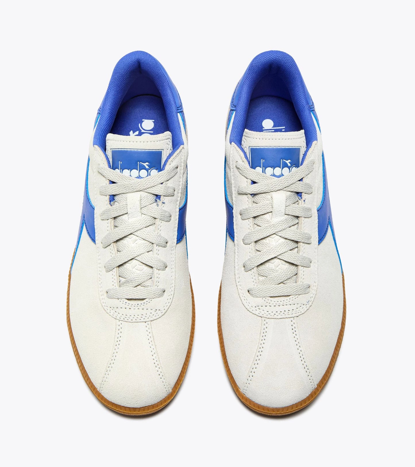 Vue supérieure des baskets Tokyo Diadora. Lacets blancs et détails bleus. Look vintage.
