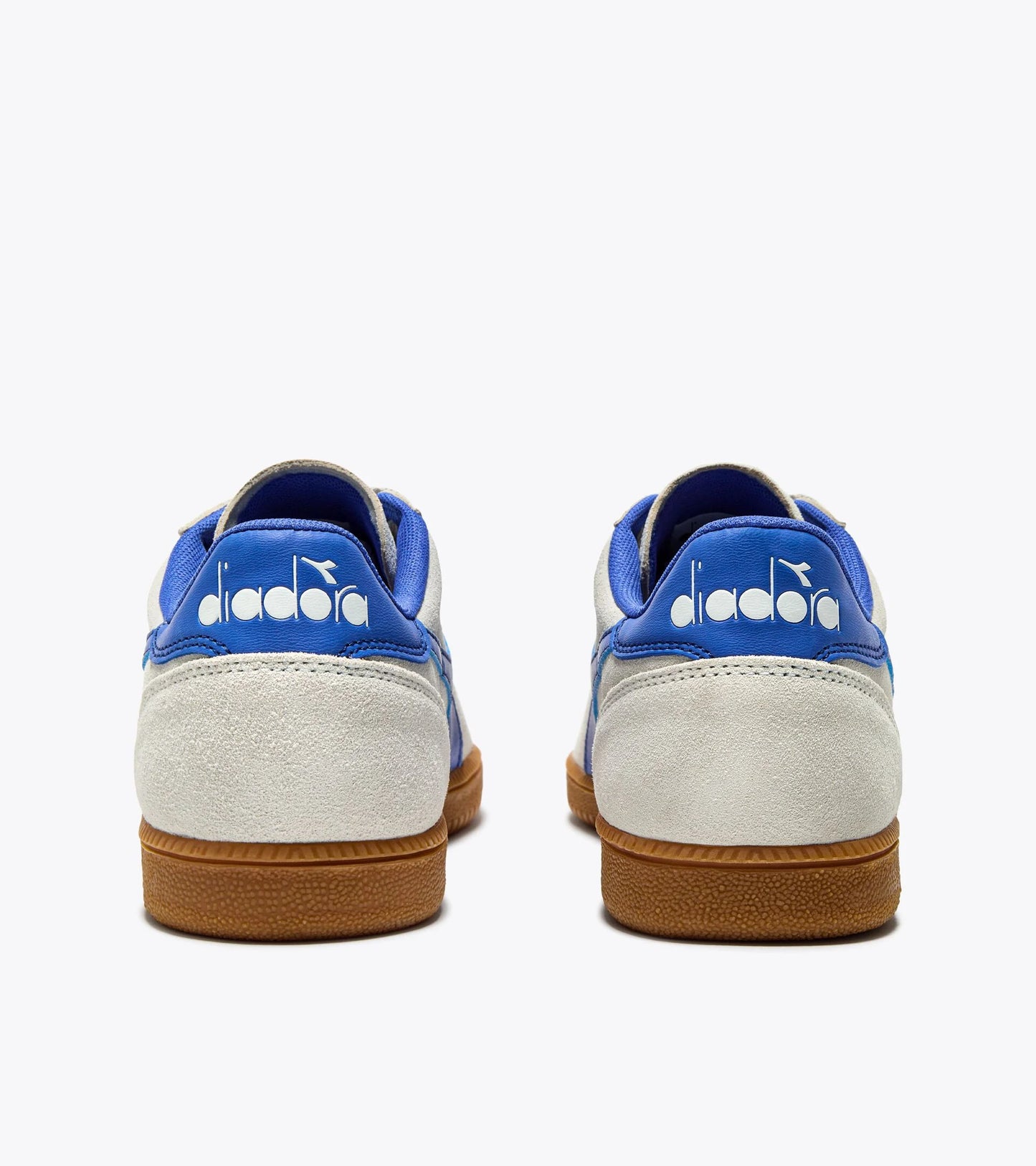 Vue de dos des baskets Tokyo Diadora. Talon bleu avec logo embossé et semelle contrastante.