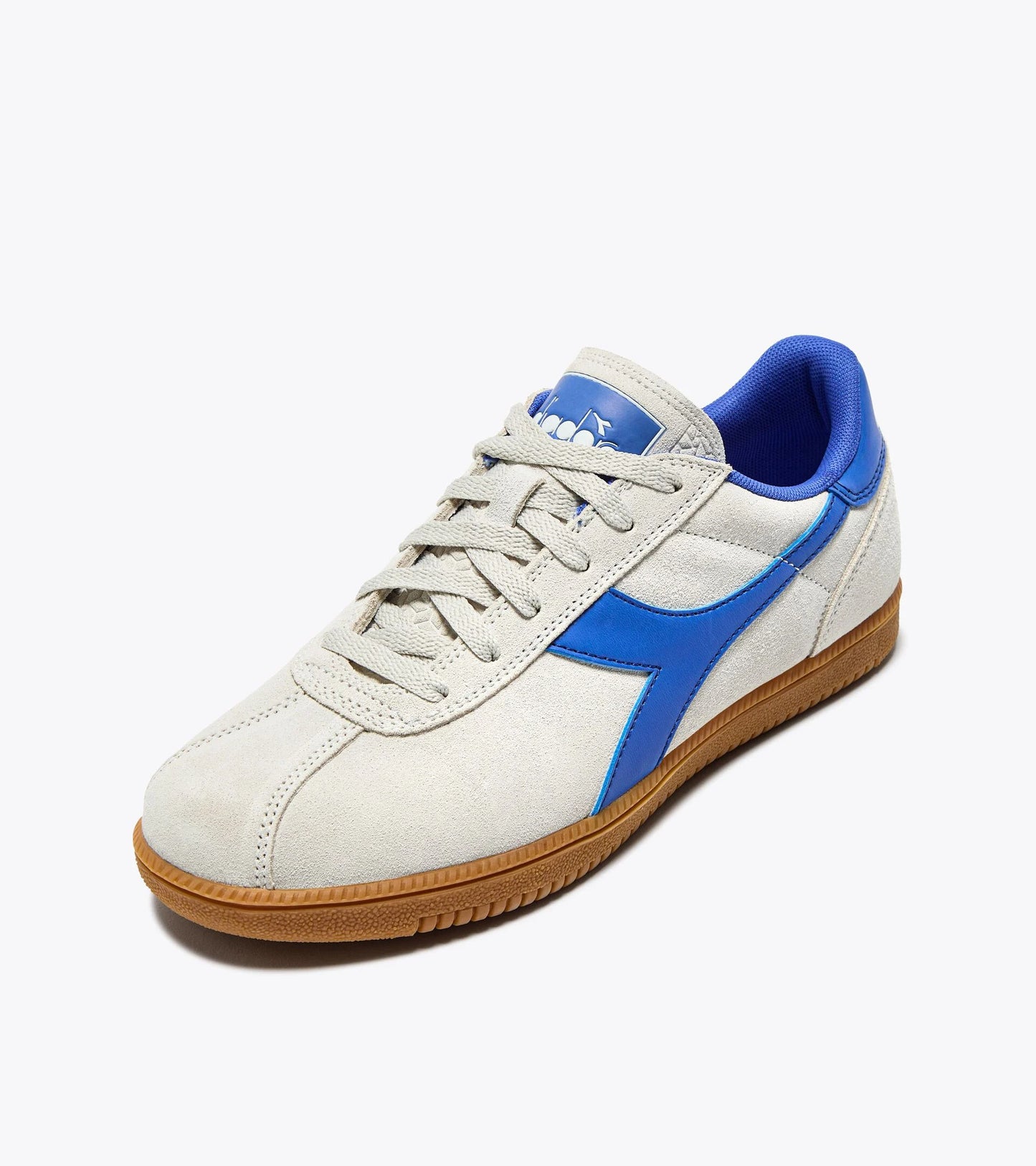 Basket Tokyo Diadora vue de face. Détails vintage, suède et touche bleu vif.
