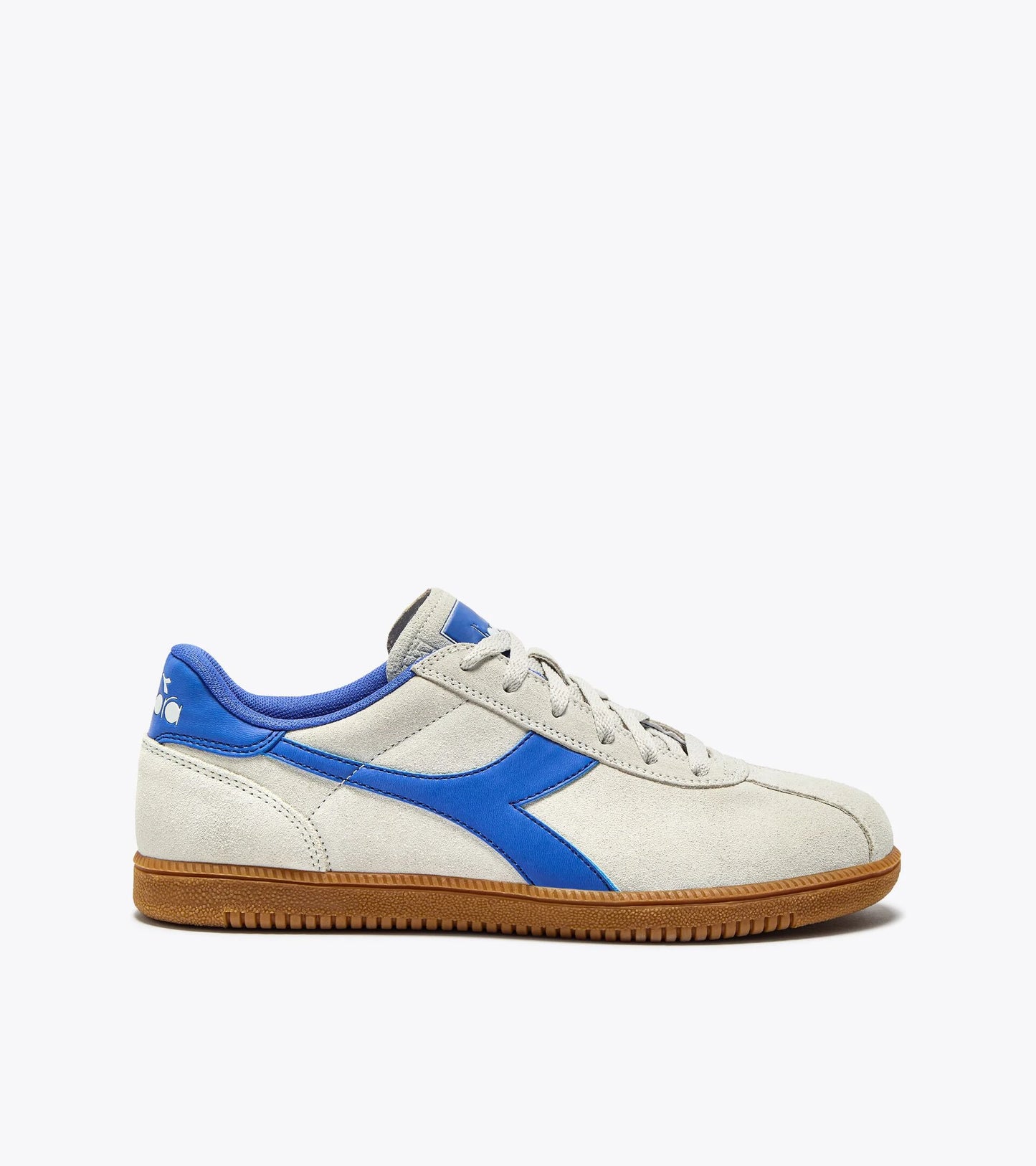 Basket Tokyo basse de la marque Diadora. Suède blanc avec logo bleu et semelle gomme. Style rétro sport.
