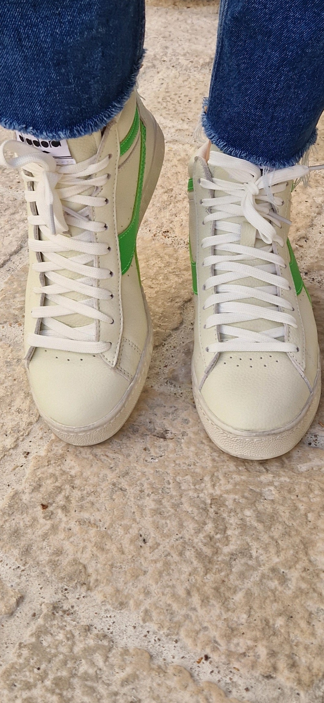 Vue de dessus des baskets Diadora modèle Game L High avec lacets blancs, logo Diadora fluo bien visible et semelle légèrement texturée.
