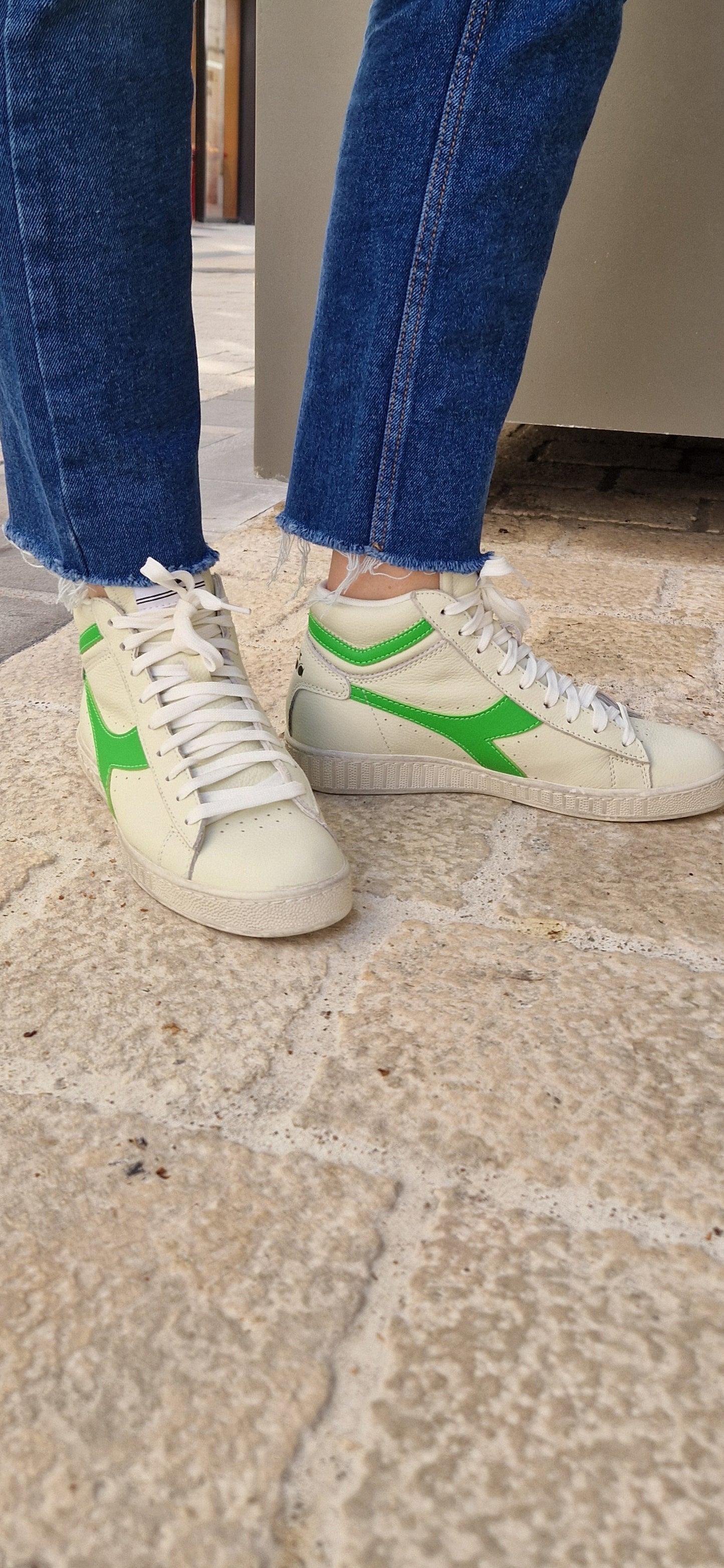 Baskets Diadora, modèle Game L High vert fluo et blanc, portées.
