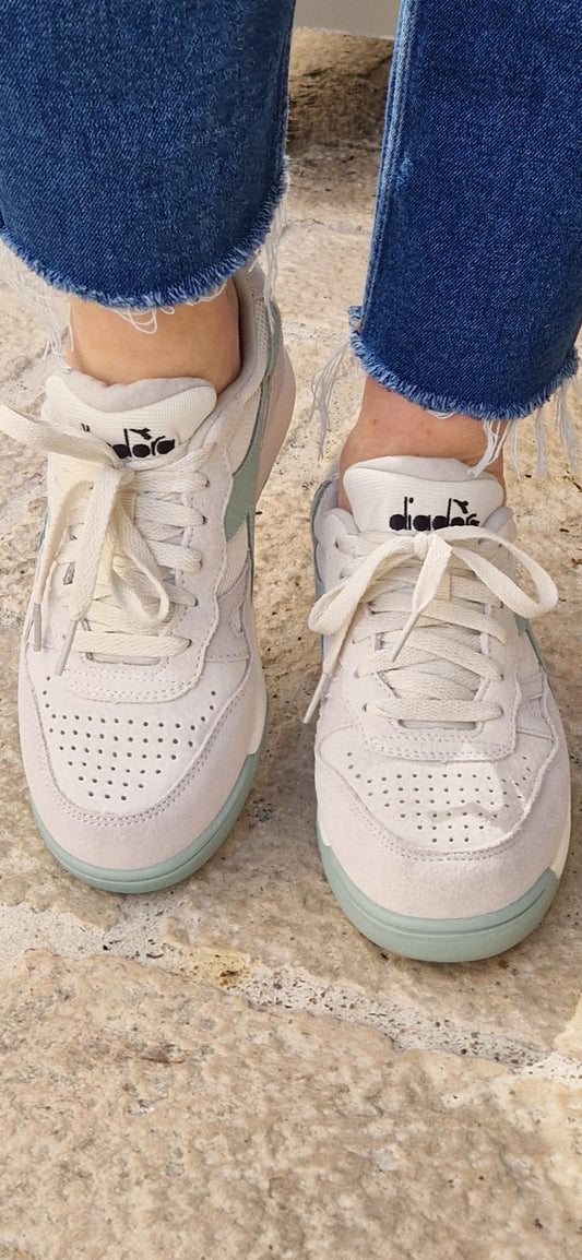 Vue du dessus montrant les baskets diadora portées et les détails du laçage et de la texture perforée.