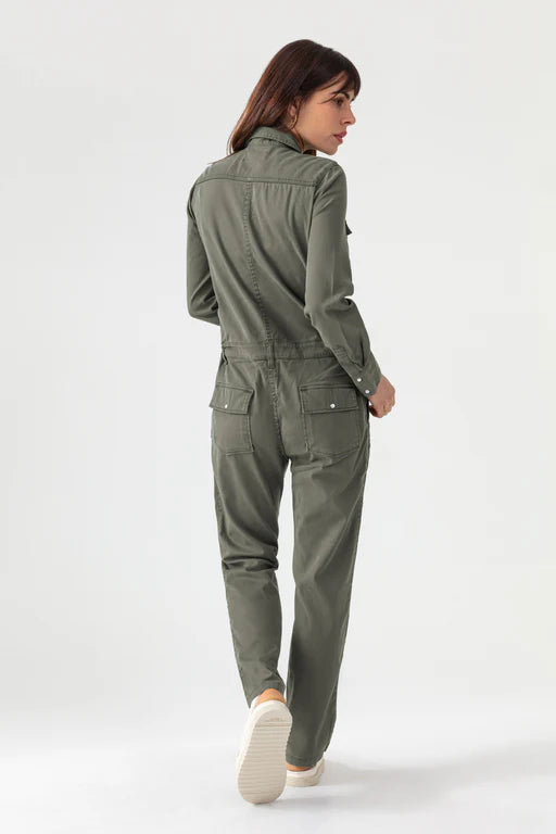 Vue de dos de la combinaison gabardine kaki de la marque Acquaverde. Silhouette droite et finition ceinturée