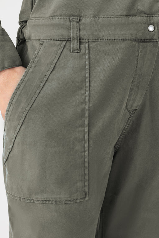 Zoom sur la poche avant de la combinaison en gabardine de la marque Acquaverde. Détail des surpiqûres et matière.