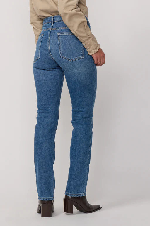 Vue arrière du jean Blair en denim bleu de la marque Acquaverde. Coupe droite ajustée et jambe longue.