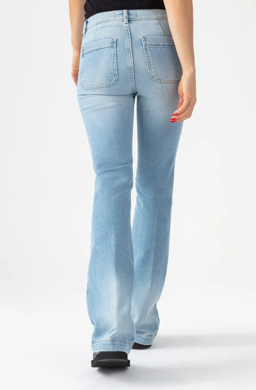 Vue arrière du jean bootcut light used de la marque Acquaverde. Poches plaquées, coupe longue légèrement évasée.