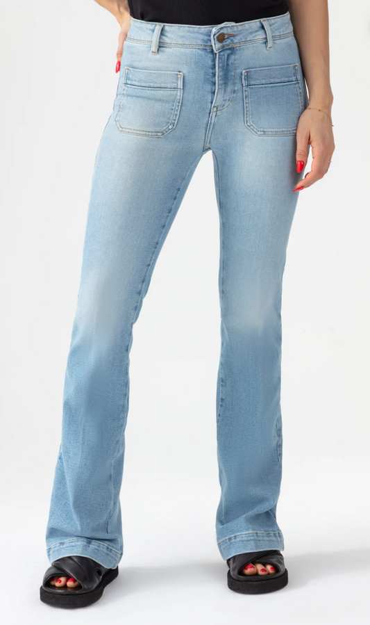 Vue de face du jean bootcut Acquaverde en coloris light used. Délavage clair, taille mi-haute et finition légèrement évasée.
