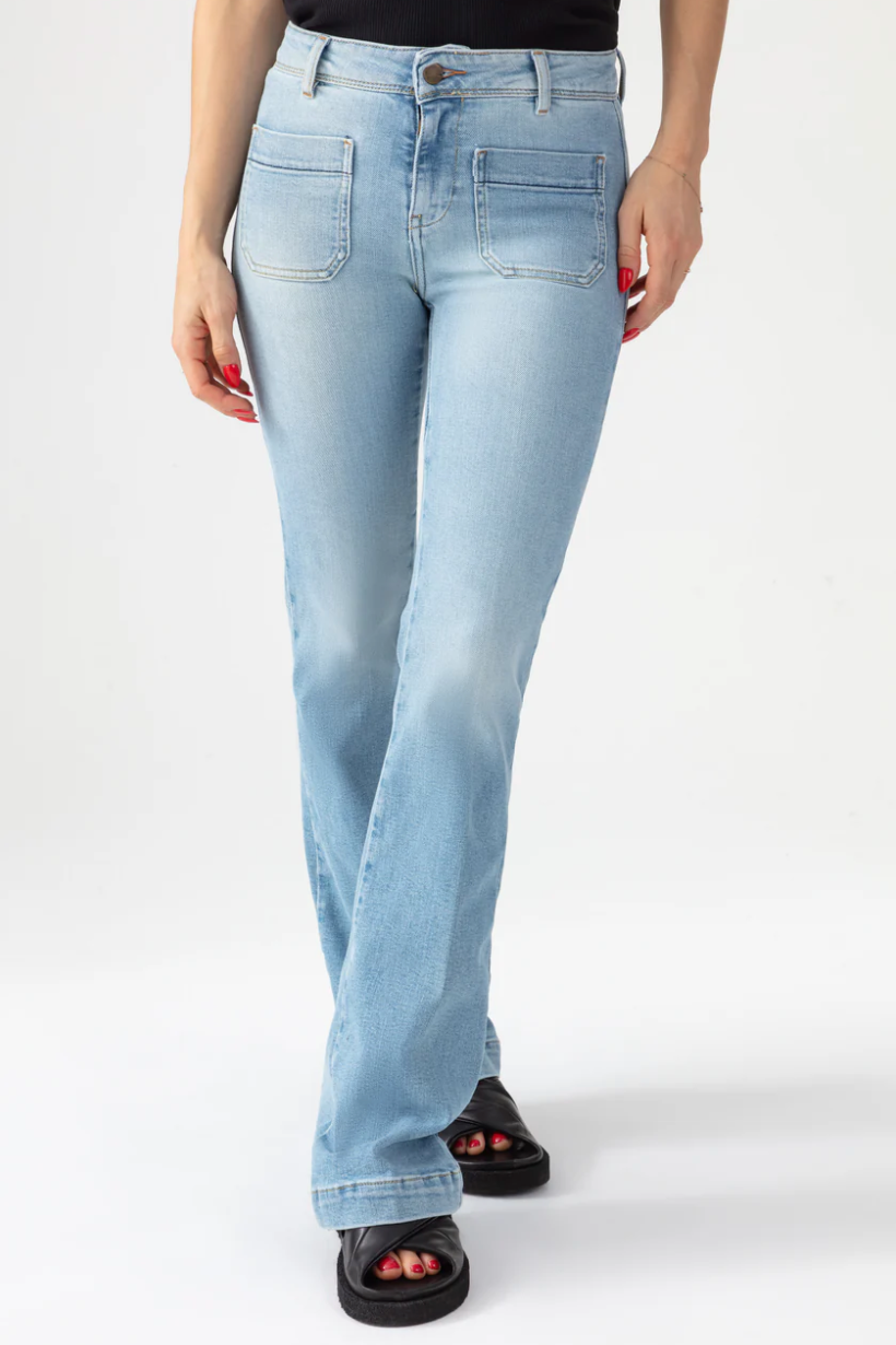 Vue latérale du jean bootcut Acquaverde en denim light used. Coupe ajustée aux cuisses, évasée à partir du genou.