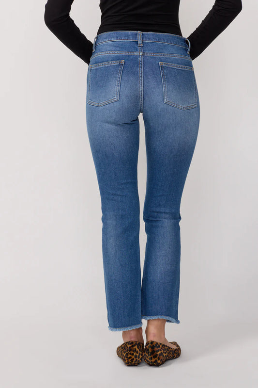 Vue arrière du jean Cara de la marque Acquaverde en denim bleu. Poches plaquées, coupe droite et bootcut.