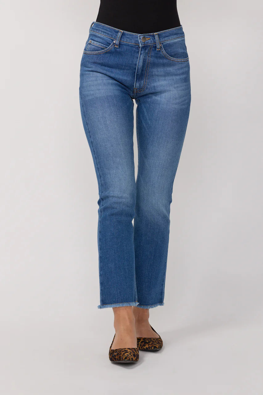Jean Cara en denim bleu de la marque Acquaverde. Coupe droite, taille haute et bas légèrement effiloché.