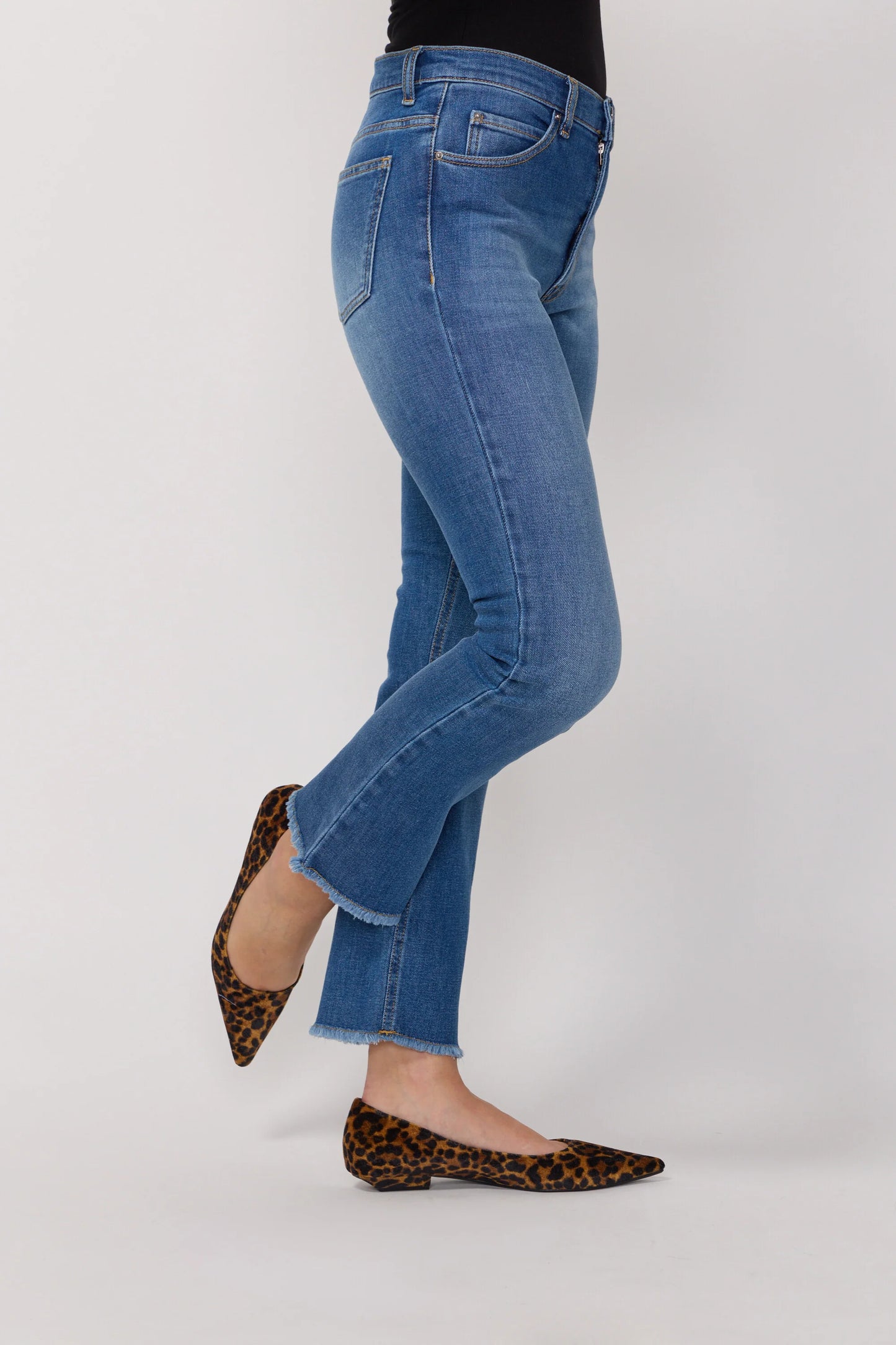 Vue latérale du jean Cara denim de la marque Acquaverde. Coupe droite et ajustée aux hanches.