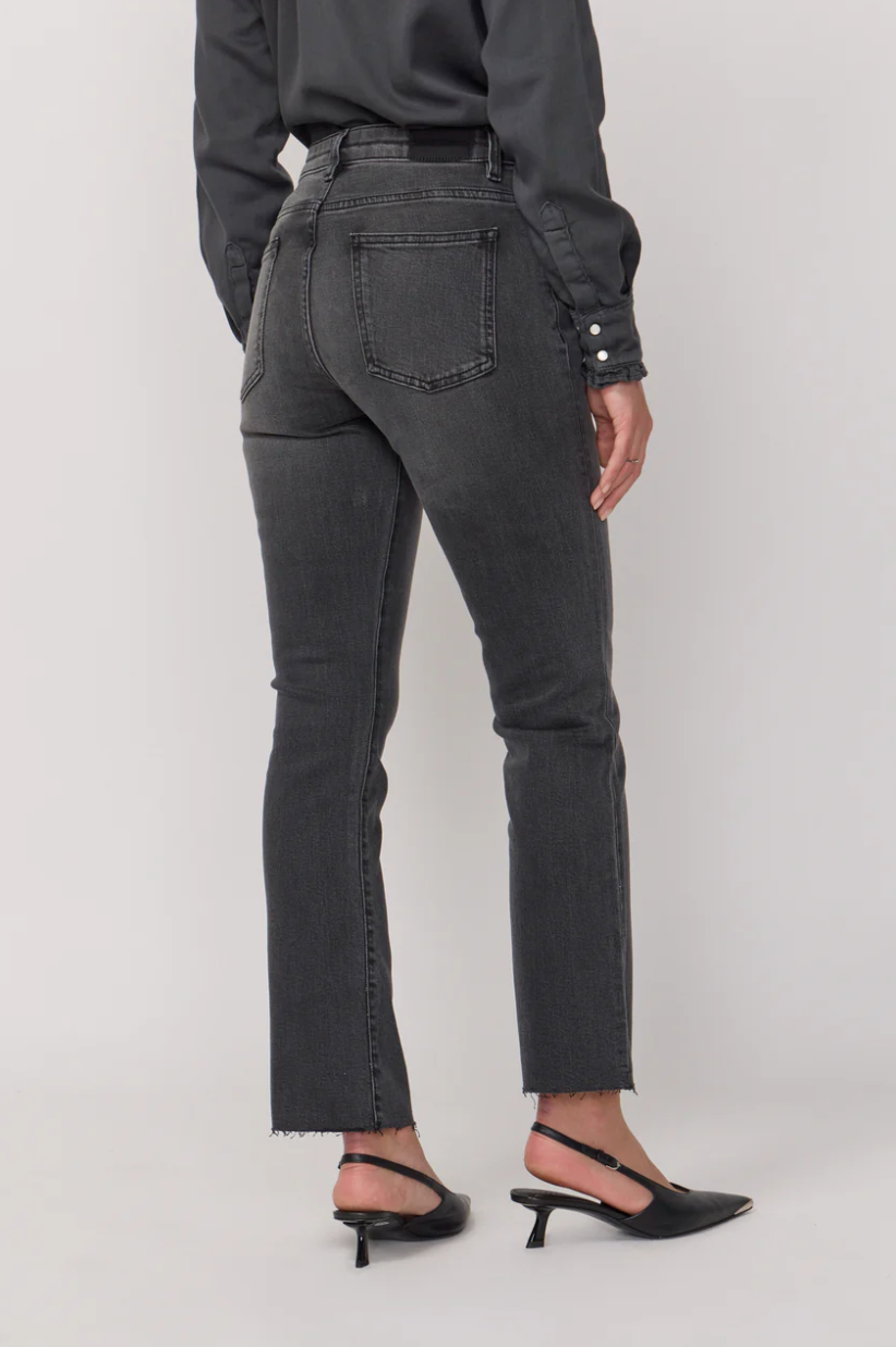 Vue de dos du jean Cara bootcut légèrement raccourci de la marque Acquaverde. Coupe cintrée avec poches plaquées.
