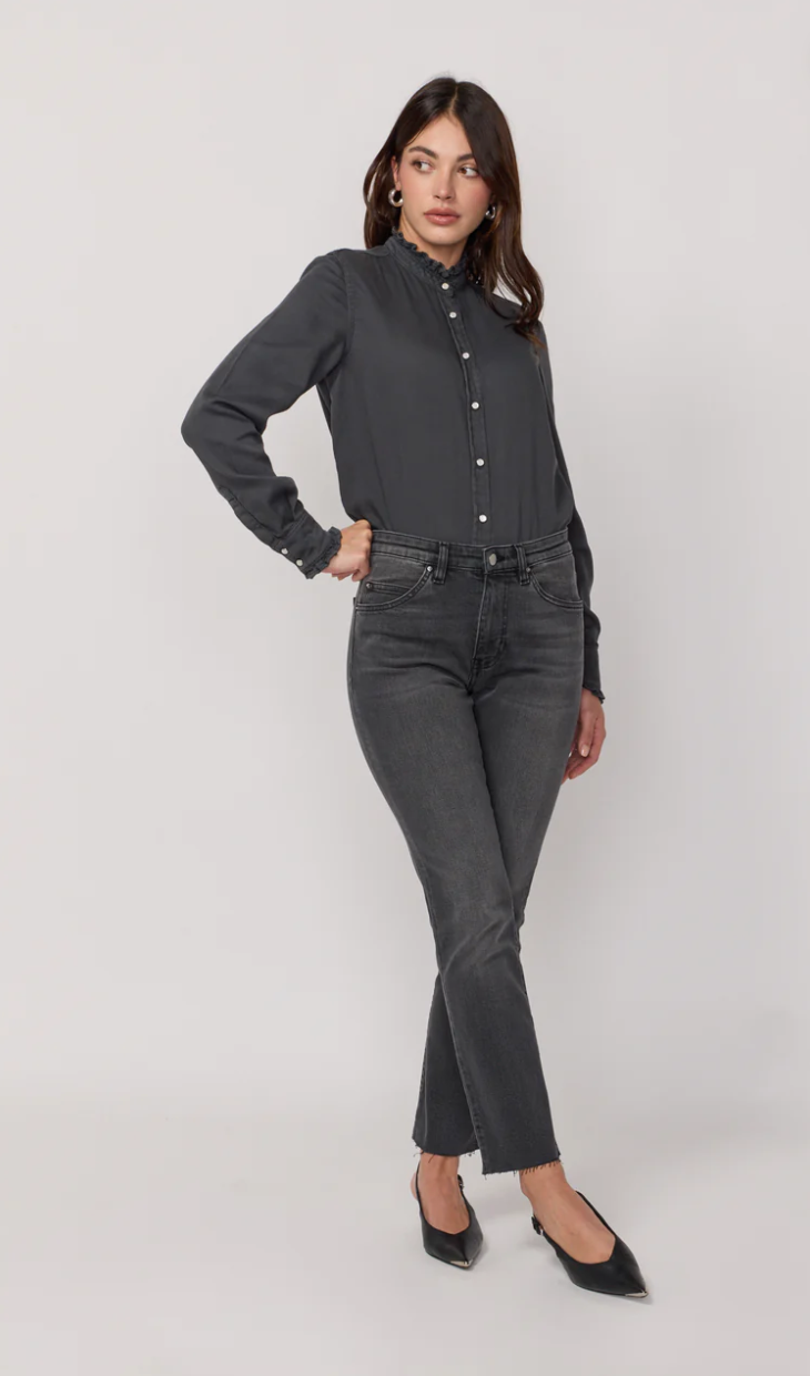 Vue latérale du jean bootcut Cara de la marque Acquaverde. Coupe courte avec bas évasé et silhouette élancée.