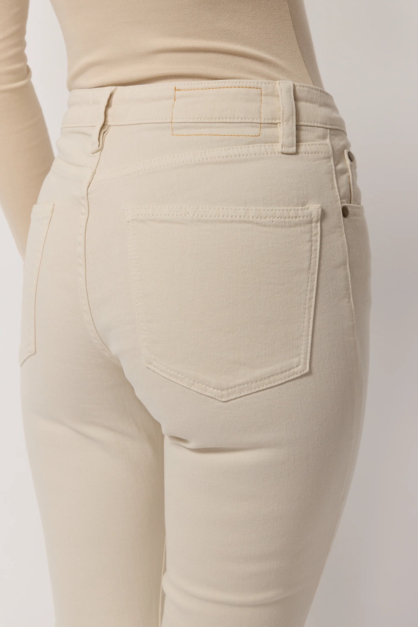 Zoom sur l'arrière du jean Crystal de la marque Acquaverde en denim crème. Poches plaquées.