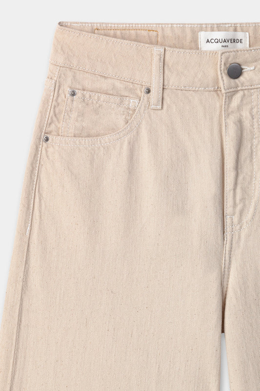 Zoom sur la taille et la poche du jean Large Soul de la marque Acquaverde. Détail du bouton, passants et matière texturée.