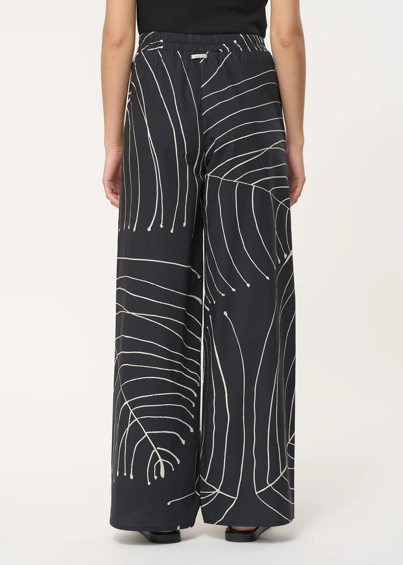 femme portant le pantalon juskana de chez humilty, vue de dos