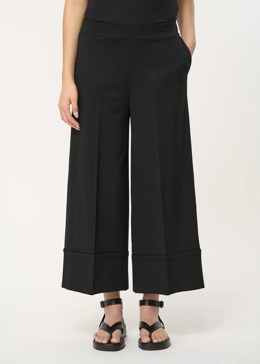 femme portant le pantalon large noir, modèle sophia de la marque humility, vue de face