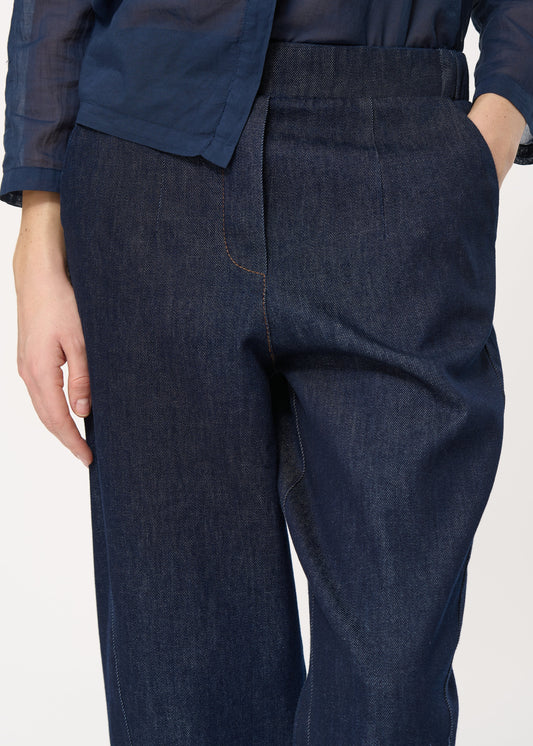 femme portant le pantalon unia en denim de chez humility, détail sur le haut du pantalon.