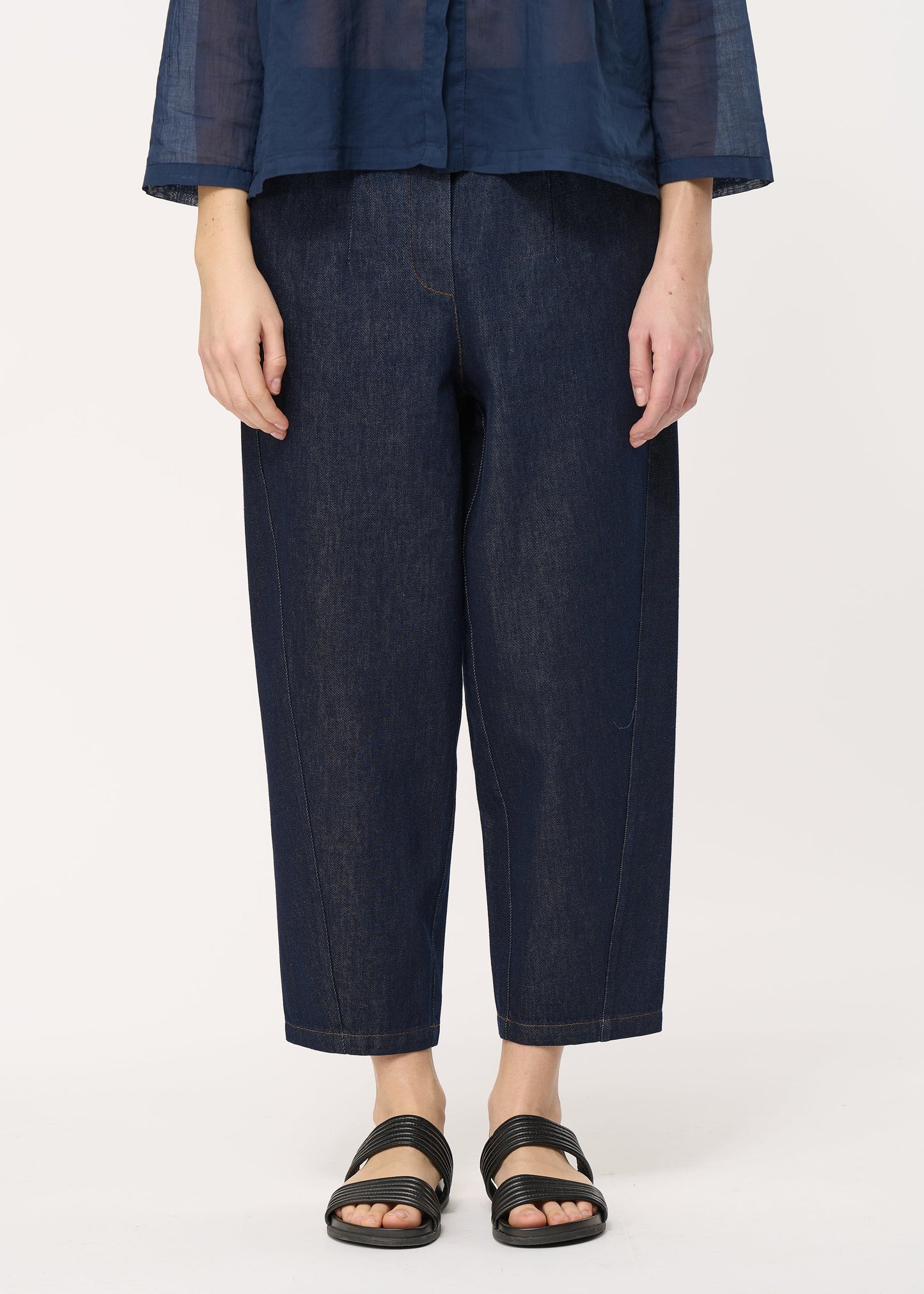 femme portant le pantalon unia en denim de chez humility, vue de face.