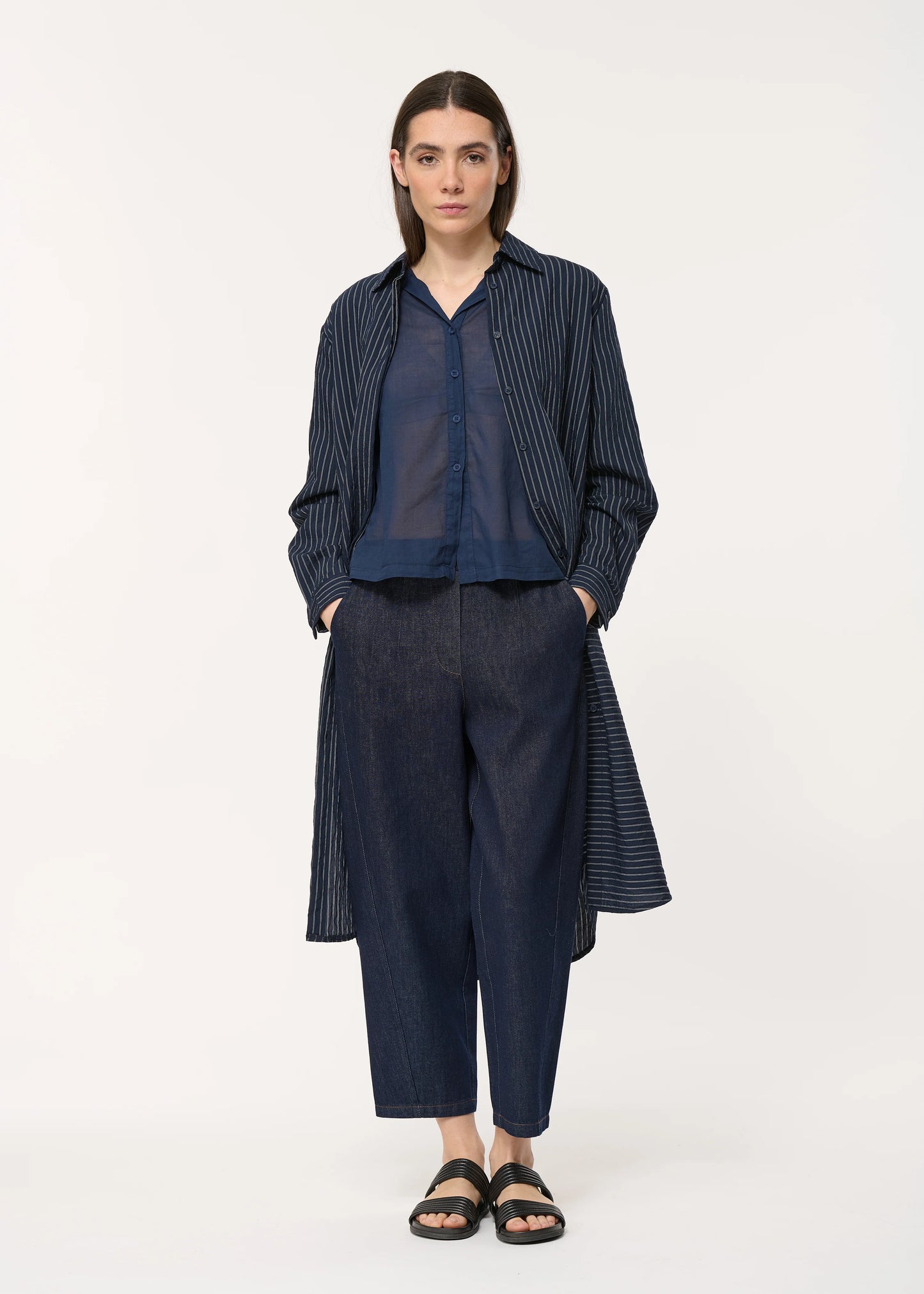 femme portant le pantalon unia en denim de chez humility, vue de face.