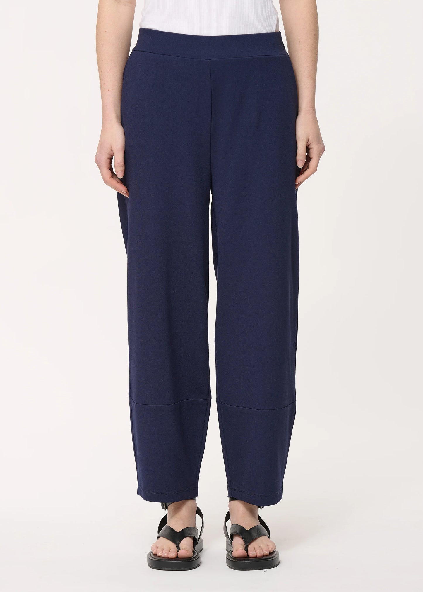 femme portant le pantalon unia bleu marine de chez humility, vue de face