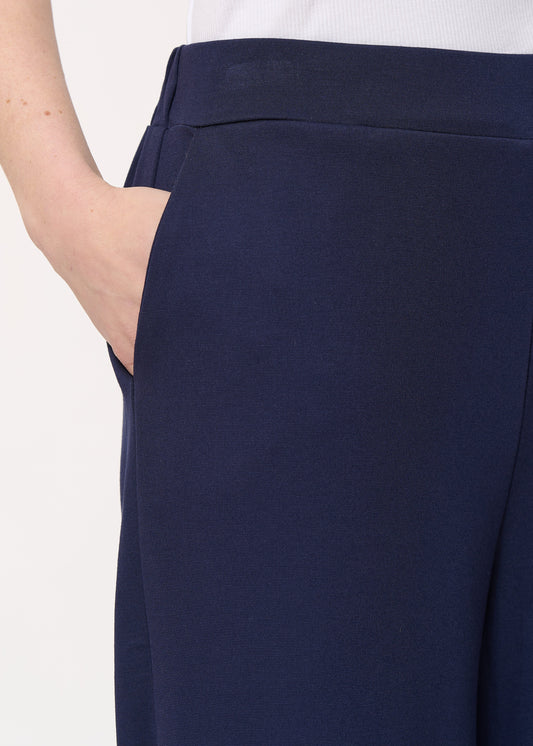 zoom sur le détail de la poche du pantalon unia bleu marine de chez humility