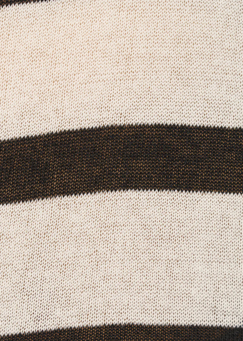 Zoom sur la matière du pull jonas de chez Humility, motif marinière.