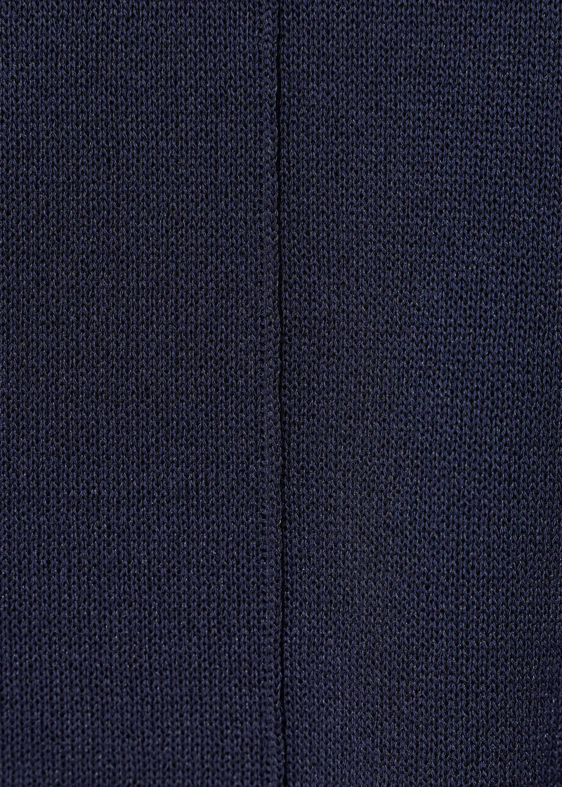 Zoom sur la maille bleu marine du pull sans manches Jio de chez Humility.