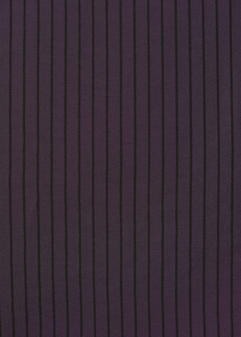 Zoom sur le tissu à rayures verticales de la robe Bachira, teinte prune.