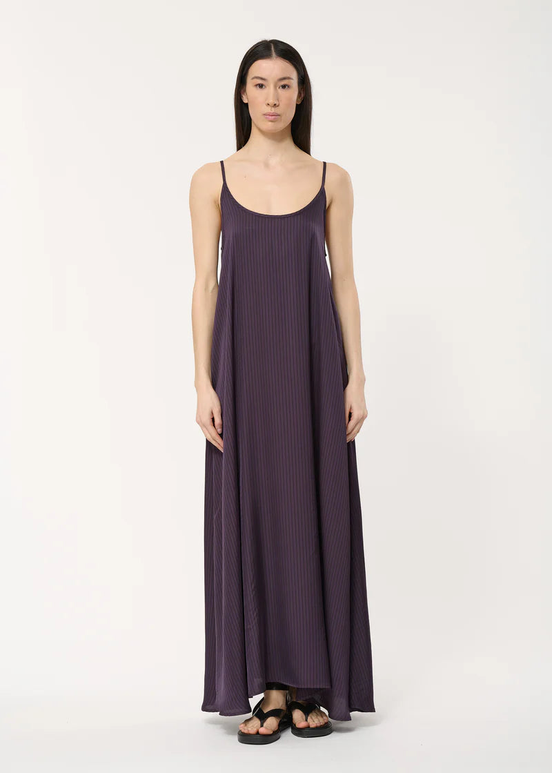 Robe longue Bachira Humility, à fines bretelles, coupe fluide, tissu plissé à rayures verticales violet foncé.