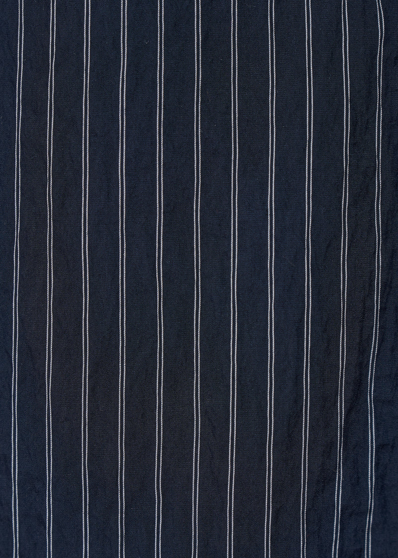 Zoom sur le tissu rayé bleu marine à fines lignes blanches de la robe Jasa Humility.