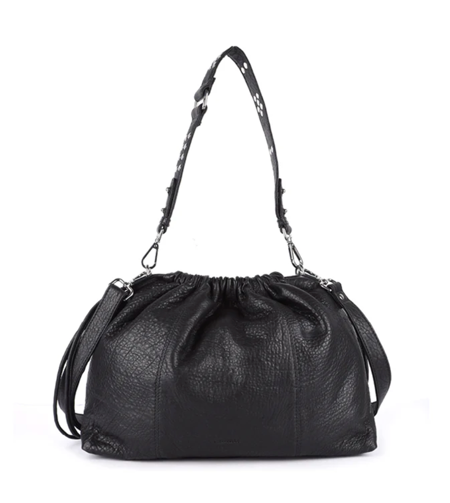 Vue de face du sac Elliot bubble noir de la marque Neuville en cuir. Forme souple et arrondie, finitions argentées, bandoulière cloutée en cuir.