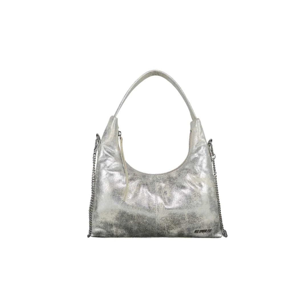 Vue de face du sac Lola de la marque Neuville en cuir argenté. Format souple avec anse unique et chaîne métallique.