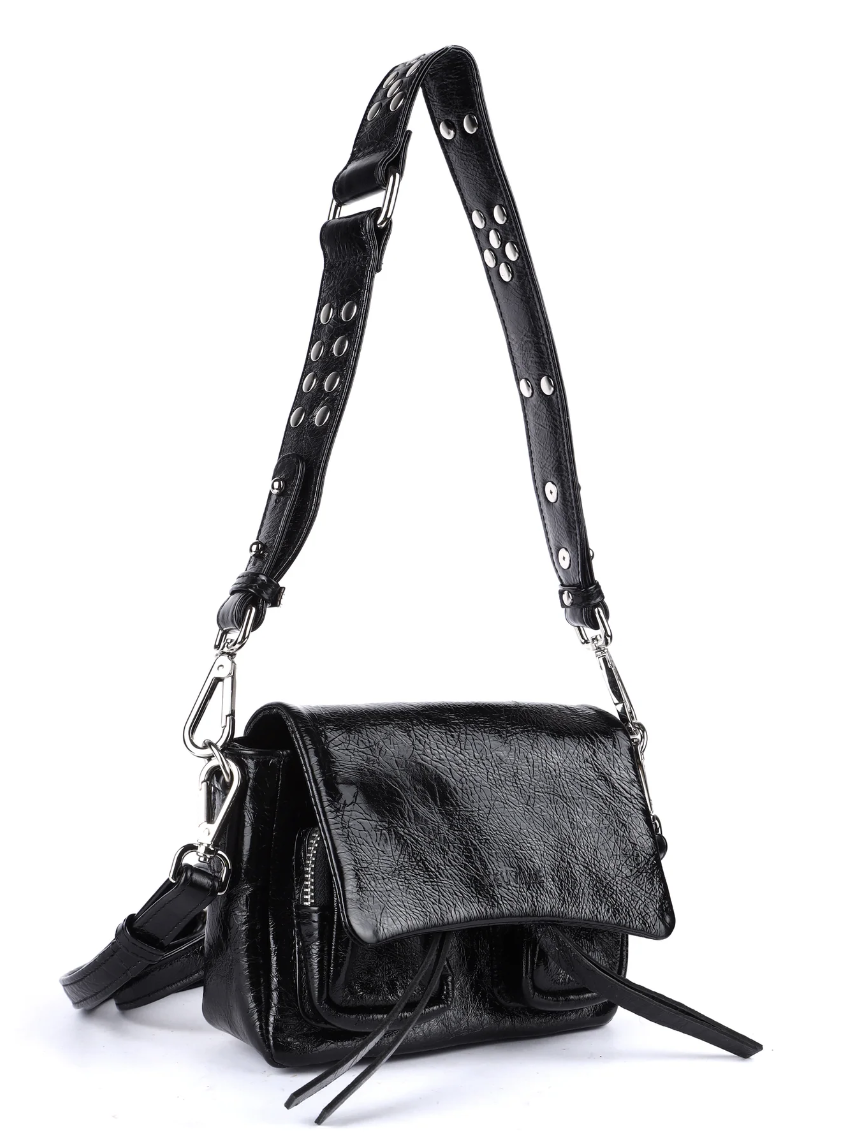 Vue d'ensemble du sac Max Mini en noir crunch de la marque Neuville en cuir. Montre les poches à rabat, la bandoulière cloutée et les lanières.
