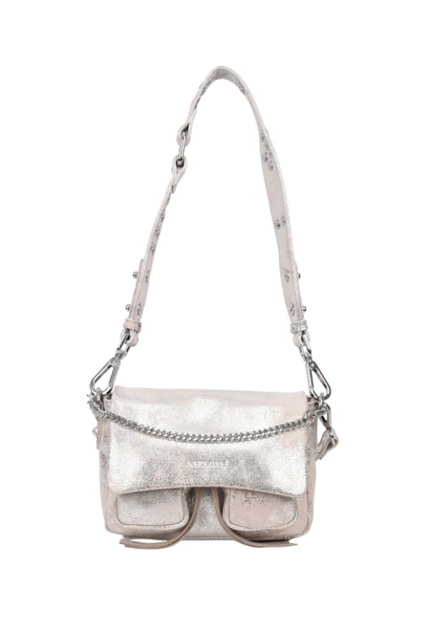 Vue de face du sac Max Mini sand gold de la marque Neuville en cuir. Deux poches à rabat, chaîne argentée et bandoulière cloutée.